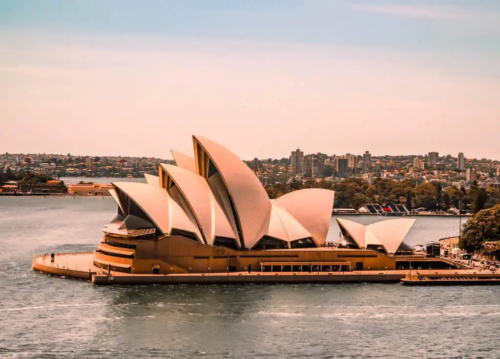 Bucket List: 31 Famous Landmarks Around the World