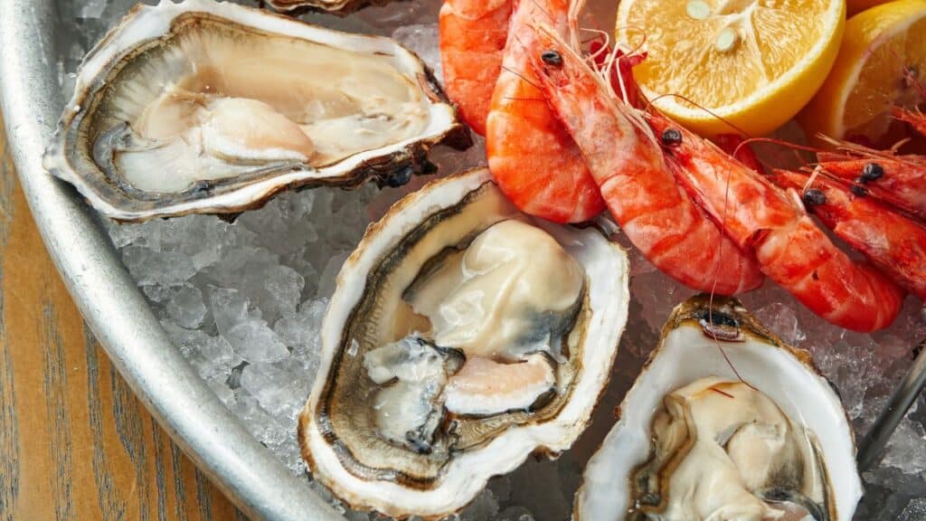 морепродукты креветки и устрицы