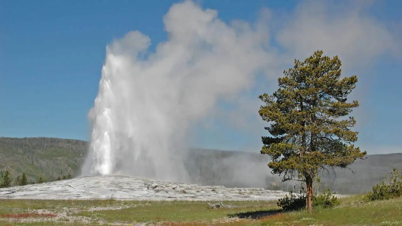 Old Faithful geyser, Yellowstone National Park, Wyoming