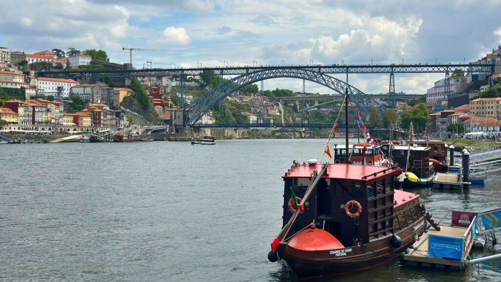 Porto ve Vila Nova de Gaia'yı birbirine bağlayan Dom Luís I Köprüsü