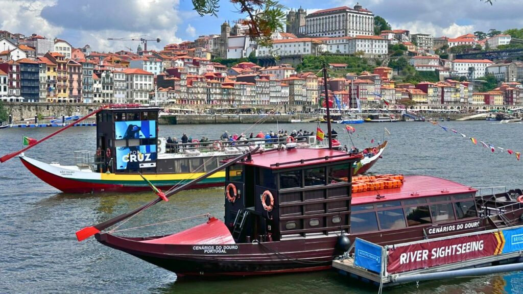 Rabelo tekneleri ve Vila Nova de Gaia'dan Porto manzarası