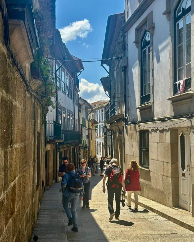 Paseando por las calles históricas de Guimarães
