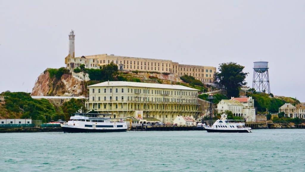 Ilha de Alcatraz vista da balsa
