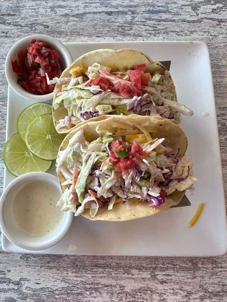 Tacos de peixe no Moonstone Beach Bar and Grill