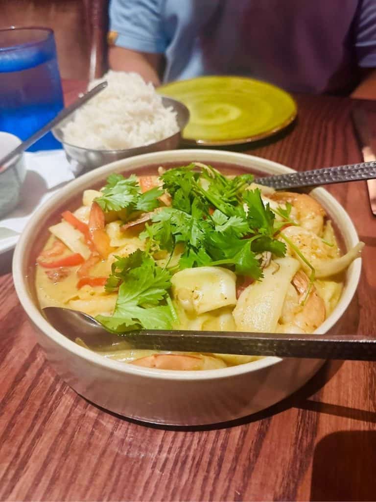 Curry de frutos do mar com coco no Tonga Room